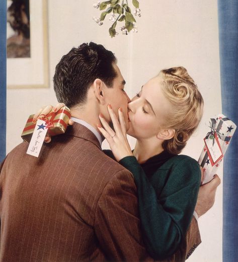 What ever happened to the amorous mistletoe tradition? Vintage Christmas Photos, Mistletoe Kiss, 1950s Christmas, Vintage Lifestyle, Vintage Trends, Holiday Mood, Under The Mistletoe, Old Fashioned Christmas, Photo Vintage