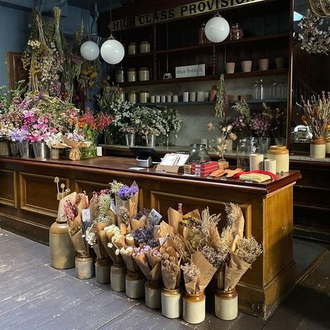 Floral Shop Interior Design, Flower Boutique Aesthetic, Florist Interior, Flowershop Ideas, Flowershop Aesthetic, Florist Shop Interior, Flower Shop Aesthetic, Flower Shop Interiors, Florist Studio