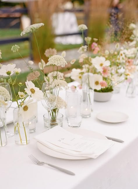 Affordable Floral Centerpieces, Garden Party Wedding Table Setting, Wedding Florals Simple, Bud Vases Wedding, Casual Wedding Decor, Vases With Flowers, Garden Chic Wedding, Garden Chic, Tafel Decor