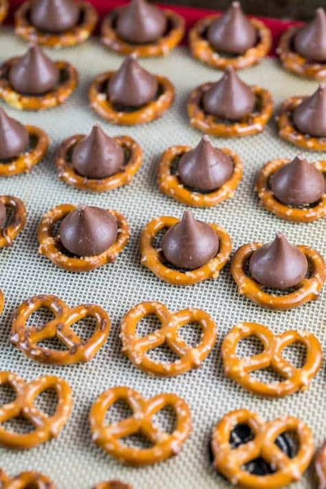 Pretzel Hershey Kiss, Pretzel Hershey Kisses, Hershey Kisses Recipes, Pretzel Kisses, Pretzel Chocolate Bites, Pretzel Recipe, Pretzel Treats, Bunsen Burner, Easy Christmas Treats