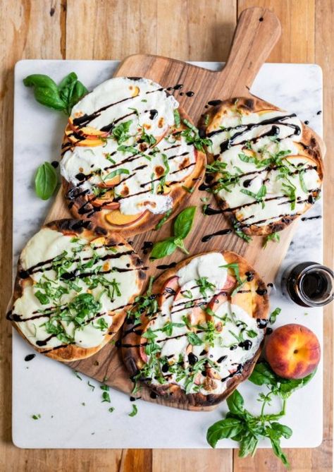 Savory Peach Recipes: Peach caprese salad is even better as a pizza Burger Vegetarian, Pizza Vegetarian, Sandwich Vegetarian, Naan Pizza Recipes, Summer Dinner Ideas, Healthy Summer Dinner Recipes, Plats Healthy, Naan Pizza, Vegetarian Meals For Kids