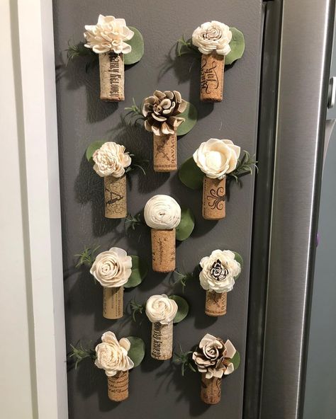 Wine Cork Magnets, Easy Cork Crafts, Wine Cork Magnets Diy, Wine Cork Gift Ideas, Cork Magnets Diy, Crafts With Wine Corks, Wine Cork Planters For Succulents, Wine Cork Christmas Crafts, Air Plants In Wine Corks