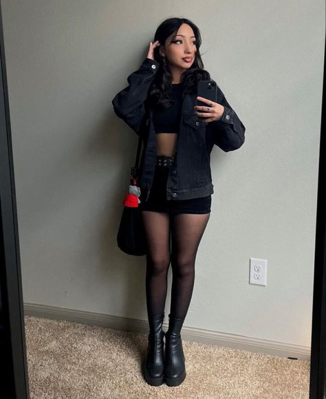 Concert Mini Skirt Outfit, Alternative Outfits Aesthetic, Winter Outfits Black Boots, Casual Alt Outfits, Emo Night Outfit, Black Mini Skirt Outfit Fall, Alternative Fashion Indie, Black Mini Skirt Outfit, Miniskirt Outfits