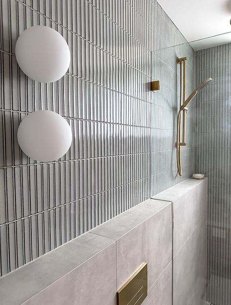 PROJECT: NEWPORT BATHROOM | Howard Lane Designs Modern Bathroom Tiles Design Ideas Wall, Accent Tile Bathroom, Modern Bathroom Ideas Luxury, Kitkat Tiles, Modern Bathroom Design Tile, Kit Kat Tiles, Brass Bathroom Fixtures, Bathroom Tiles Design Ideas, Coral House