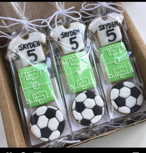 Soccer Cookie Ideas, Soccer Party Desserts, Soccer Birthday Cookies, Soccer Party Food Ideas, Ronaldo Birthday Party Ideas, Soccer Desserts, Messi Birthday Party, Boys Soccer Birthday Party, Soccer Party Ideas