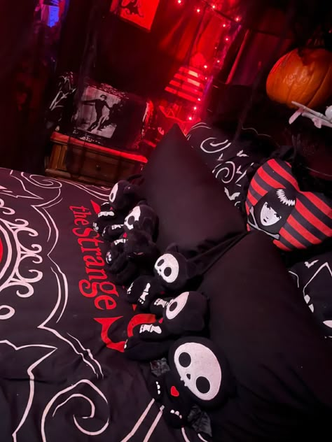 Black Red Room, Scene Kid Bedroom, Emo Bedroom Ideas, Black And Red Bedroom, Goth Room Ideas, Alt Room, Emo Room, Scene Room, Scene Bedroom