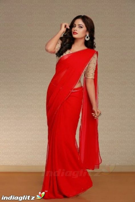 Red Saree Plain, Plain Red Saree, Nandita Swetha, Sarees For Girls, Plain Red, Lehnga Dress, Fancy Sarees Party Wear, Traditional Indian Outfits, Saree Photoshoot