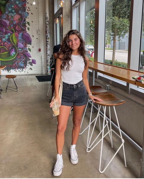 Walking Date Outfit, White Converse Outfit Summer, Converse Outfit Spring, White Platform Converse Outfit, Converse Platform Outfit, Platforms Outfit, Converse Outfit Summer, Viviane Audi, Platform Outfit