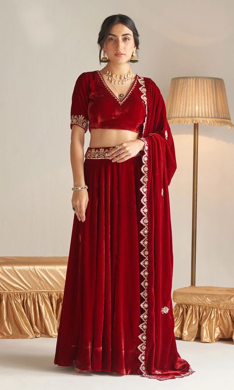 Velvet Choli Designs Lehenga, Red Velvet Lehenga, Lehenga Belt, India Traditional Dress, Velvet Blouse Design, Dabka Work, Shawl Neckline, Designer Dresses Elegant, Blouse Lehenga