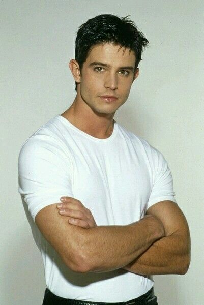 Roswell | Jason Behr (Max) Roswell Cast, Roswell Tv Series, Jason Behr, Sam Witwer, Roswell New Mexico, Age Difference, Teenage Boys, Cute Actors, Birthday Photos