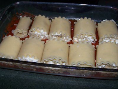 cheesy lasagna rolls. easier to make than regular lasagna. the kids likes it. a good vegetarian dish. Cream Cheese Lasagna, Best Vegetarian Dishes, Cheesy Lasagna, Lasagna Roll Ups, Lasagna Roll, Cheese Lasagna, Vegetarian Dish, Lasagna Rolls, Harvest Recipes