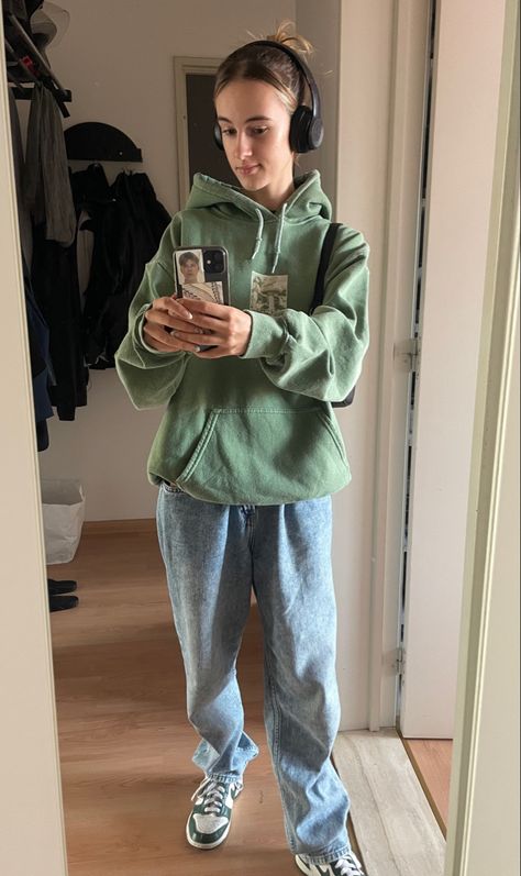 green hoodie with blue jeans Green Top Blue Jeans Outfit, Outfits With Blue Hoodie, Light Green Hoodie Outfit, Outfit Streetwear Girl, Green Hoodie Outfit, Light Green Hoodie, Hoodie Outfit Aesthetic, Black Hoodie Outfit, Edna Mode