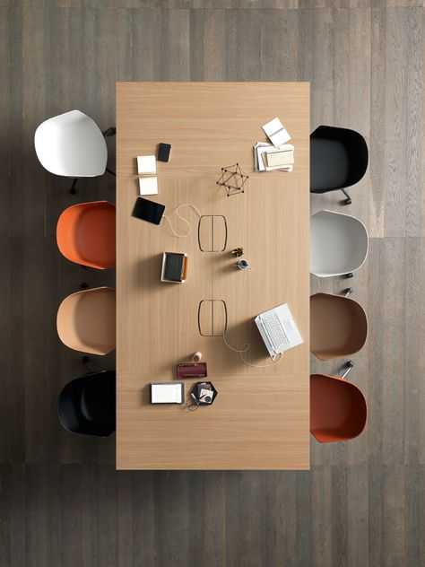 The Pigreco Loop collection is perfect for managerial or operative offices and for stylish meeting rooms. Pigreco Loop has an easy and quick to assemble structure, available in 3 finishes: white or black and titanium, or lacquered, – and by a central beam that can be equipped for electrification. Project Room Office, Cool Office Meeting Room, Cool Meeting Room, Creative Office Ideas, Creative Moodboard Design, Coworking Table, Creative Meeting Room, Meeting Room Ideas, Cool Office Ideas