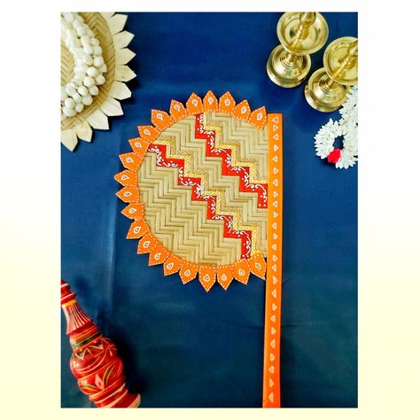 Hand Fan Painting Ideas, Bengali Craft, Hand Fan Decor, Maharaja Express, Kulo Art, Rickshaw Painting, Indian Handicrafts Decor, Poila Baisakh, Bangla Art