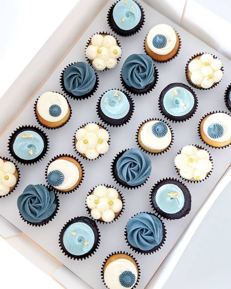 Mini Cupcake Gender Reveal, Blue Cupcake Decorations, Cup Cakes For Boys, Blue Bridal Shower Cupcakes, Blue Mini Cupcakes, Simple Blue Cupcakes, Blue Cupcake Designs, Cupcakes Decoration Blue, Masculine Cupcakes Ideas