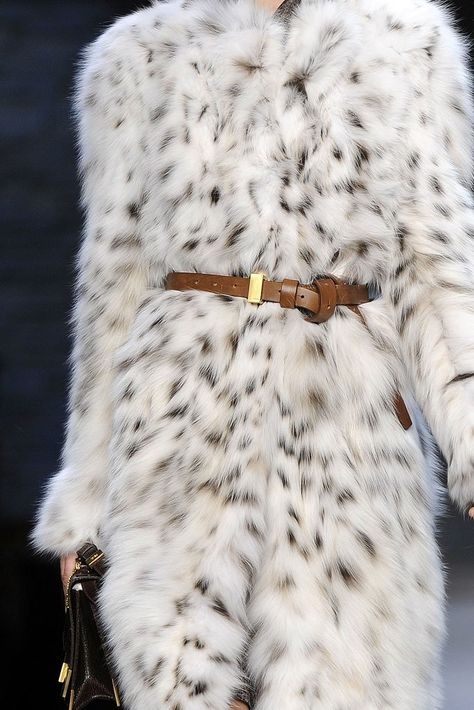 Fendi Fall 2010 Ready-to-Wear Fashion Show Details Stable Yard, Fendi Fur, 2010 Runway, Fashion Guide, Runway Pictures, Fur Fashion, Fur Coats, Vogue Paris, Girls Wear