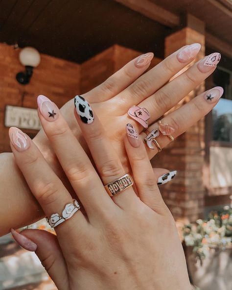 #westernnail #westernnailart Western Ombre Nails, Rodeo Nails Westerns Almond, Southern Acrylic Nails, Nails Acrylic Nashville, Country Nail Art Designs, Last Rodeo Bachelorette Nails, Rodeo Nails Westerns Pink, Westerns Nails, Stagecoach Nails Design