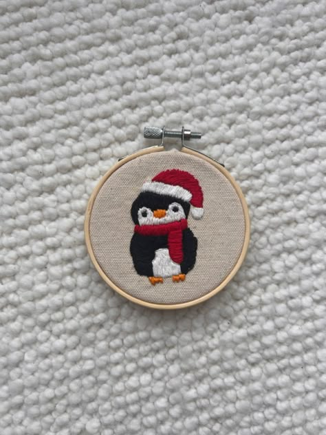 Diy Penguin Ornament, Embroidered Penguin, Penguin Embroidery, Mama Embroidery, Embroidered Christmas Ornaments, Penguin Christmas Ornaments, Hand Embroidery Ideas, Embroidery Ornaments, Hand Embroidery Patterns Free