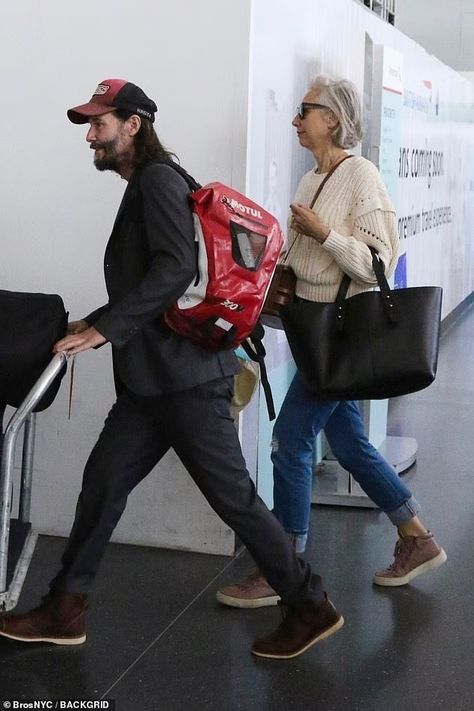 Keanu Reeves and Alexandra Grant at NY airport Keanu And Alexandra Grant, Keanu Reeves Alexandra Grant, Alexandra Grant, Floral Print Maxi Skirt, Horse Stuff, Keanu Reeves, Vr Goggle, A Good Man, Gentleman