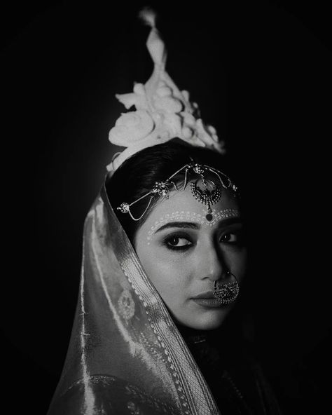 Bengali Bridal Photoshoot, Bengali Bride Aesthetic, Bengali Bride Makeup, Bengali Wedding Look, Bride Fashion Photography, Vintage Indian Jewelry, Bridesmaid Poses, Bengali Bridal Makeup, Wedding Couple Photography