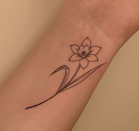 Daphadil Flower Tattoo Simple, Narcissus Line Tattoo, Simple Daffodil Tattoo Design, Narcissus Flower Tattoo Minimalist, Daphodil Flower Tattoos Simple, Simple Narcissus Tattoo, Narcissus Flower Tattoo Simple, Dafodill Flowers Tattoo Simple, Minimal Daffodil Tattoo