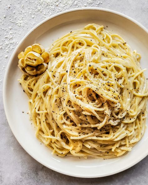 Roasted Garlic Bucatini Alfredo, Roasted Garlic Alfredo Sauce, Garlic Alfredo Pasta, Creamy Alfredo Pasta, Roasted Garlic Pasta, Roasted Garlic Cloves, Pasta Recipes Alfredo, Pasta Alfredo, Cheesy Chicken Broccoli