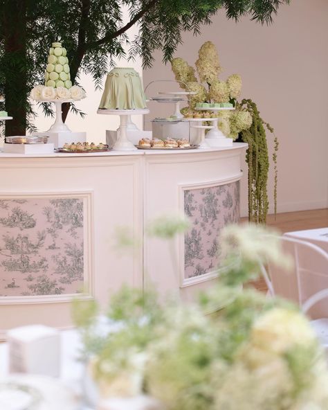 Vintage silver flatware, toile patterns, and a bistro cafe set up were just a few of the details from Bronika’s Bridal Shower✨ We pulled inspiration from the likes of @cordeliadecastellane , the creative powerhouse behind all things Dior Tableware. The ongoing pattern seen throughout the event paid homage to the iconic Toile de Jouy pattern, and shined so perfectly in one of our favorite venues🤍 We carried this pattern all the way from the invitations, down to the labels on the candle box fa... Dior Tableware, Dior Bridal, Formal Themes, Cocktail Decoration, Bar Signage, Toile Pattern, Silver Flatware, Candle Box, Wedding Cocktails