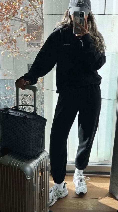 Minimal Airport Outfit, Sweatsuit Airport Outfit, Airport Outfit Black Sweatpants, Oversized Sweatshirt Airport Outfit, Flight Outfit Airport Style Winter, Athleisure Airport Outfit, Airport Sweats Outfit, Airport Outfit All Black, Black Sweatpants Airport Outfit