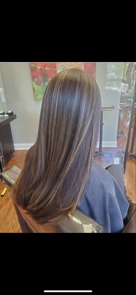 Brunette Hair With Blonde Lowlights Straight, Hair Inspo Color Blonde Highlights Straight, Cute Highlights For Brown Hair Straight, Pintura Highlights Straight Hair, Brown Hair With Caramel Highlights Layers, Back To School Hair Dye Ideas, Highlits Hair Brunettes, Hilights For Brunettes, T Highlights Hair