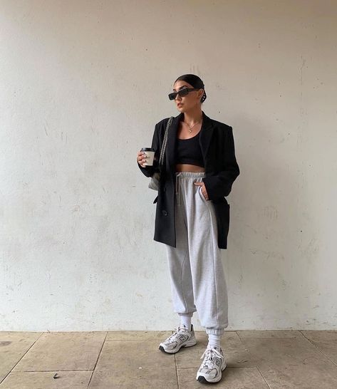 Hannah Whiting on Instagram: “My reality every day - sweatpants and a vest top” Sweatpants And Blazer Outfit, High Waist Pants Outfit, Waist Pants Outfit, Grey Streetwear, Active Wear Fashion, Womens Joggers, Sweatpants Outfits, Track Workout, Comfy Pants