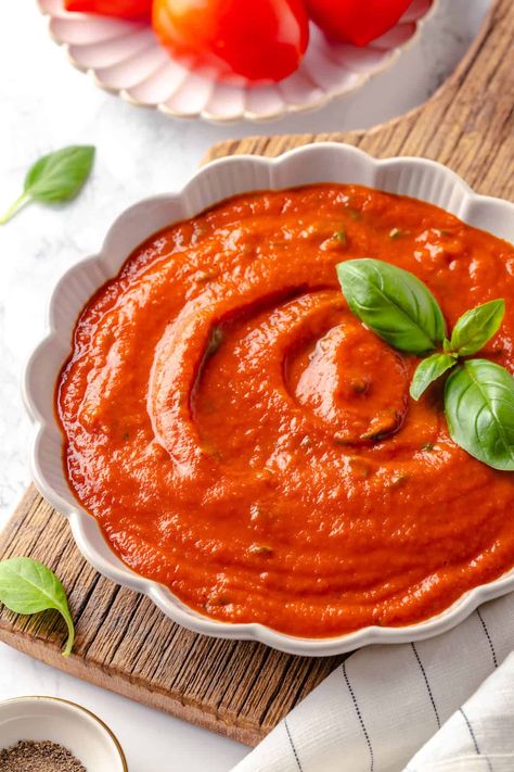 This homemade pomodoro sauce recipe takes a short list of simple ingredients and transforms them into a fresh, vibrant pasta sauce. So easy! Homemade Pomodoro Sauce, Pomodoro Sauce Recipe, Pomodoro Sauce, Homemade Pasta Sauce, Vegan Sauce Recipes, Vegeterian Recipes, Italian Tomato Sauce, Homemade Hot Sauce, Pasta Sauce Homemade