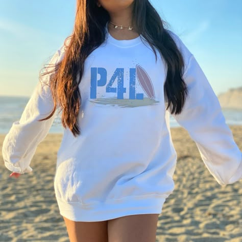 Super cute P4L teen sweatshirt. **YOU NEED TO SIZE UP A COUPLE OF SIZES FOR THE OVERSIZED LOOK.** SWEATSHIRT A pre-shrunk, classic fit sweater that's made with air-jet spun yarn for a soft feel and reduced pilling. * 50% cotton, 50% polyester * Pre-shrunk * Classic fit with no center crease LONG SLEEVE *RUNS SMALLER THAN USUAL (MEN SIZES)* * 100% Cotton (fiber content may vary for different colors) * Medium fabric (6.0 oz/yd² (203 g/m * Classic fit * Sewn in label Please check the size chart in Outer Banks Birthday, Outer Banks Sweatshirt, Obx Clothes, Obx Stuff, Outer Banks Shirt, Outer Banks Outfits, Outer Banks Style, Vintage Band Tees, Beach Birthday