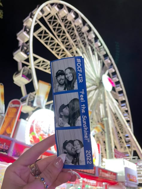 Fair Date Outfit Summer, Carnival With Boyfriend, Fair Couple Aesthetic, Fair Date Pictures, Fair Photoshoot Couple, Fair Pictures Ideas Couple, Ferris Wheel Couple, Couple Fair Pictures, Fair Couple Pictures