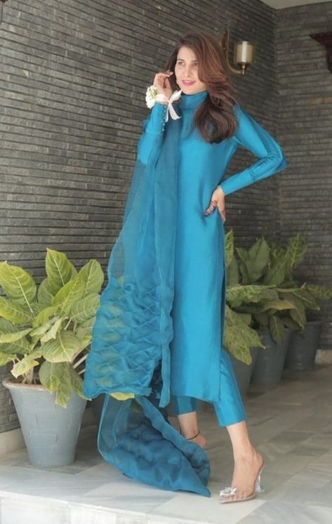 Plain dress designs Lawn Kurti, Lawn Suit, Stylish Short Dresses, Eid Ul Fitr, Casual Indian Fashion, Pakistani Fashion Party Wear, Salwar Kamiz, Pakistani Fashion Casual, Pakistani Dresses Casual