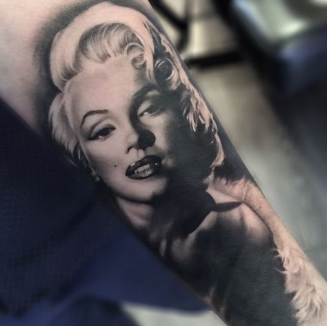 Marylin Monroe Tattoo Design, Marlyne Monro Tatoos Ideas, Marilyn Monroe Tattoo Sleeve, Marilyn Monroe Tattoos, Marilyn Monroe Tattoo Ideas, Monroe Tattoo, Marilyn Monroe Drawing, Cartoon Tattoo Ideas, Marilyn Monroe Tattoo