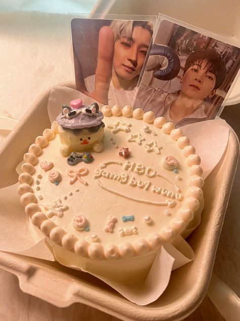 Joshua Cake Seventeen, Going Eighteen Cake, Seventeen Bento Cake Design, Carat Cake Seventeen, Seventeen Cake Design Kpop, Svt Cakes Ideas, Wonwoo Birthday Cake, Svt Cakes, Going Seventeen Cake Design