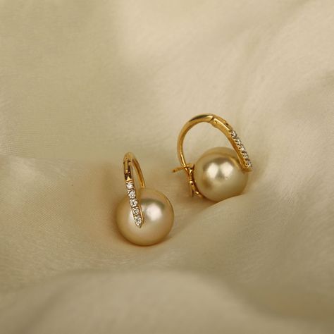 Simple Studs Gold, Everyday Pearl Earrings, Pearl Stud Earrings Simple, Gold Pearl Earrings Designs, Pearl Studs Earrings Gold, Pearl Jewelry Design Simple, Only Gold Earrings, Modern Pearl Jewelry Design, Studs Earrings Gold India