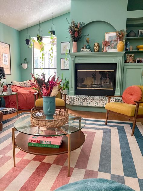 Colorful Wall Living Room, Colorful Open Floor Plan, Colorful Cottagecore Living Room, Bright Cottage Living Room, Quirky Home Decor Ideas, Colourful Lounge Ideas, Bright Green Living Room, Colourful Cottage Interior, Colorful House Aesthetic