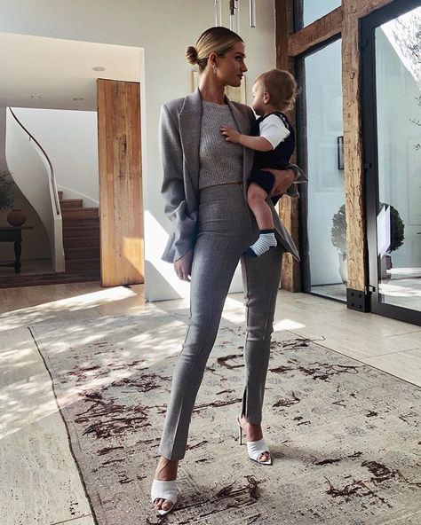 Rosie HW (@rosiehw) • Instagram photos and videos Rosie Huntington Whiteley Style, Rok Outfit, Rosie Hw, Fashion Dictionary, Rosie Huntington, Gray Pants, Huntington Whiteley, Fashion Closet, Cooler Look