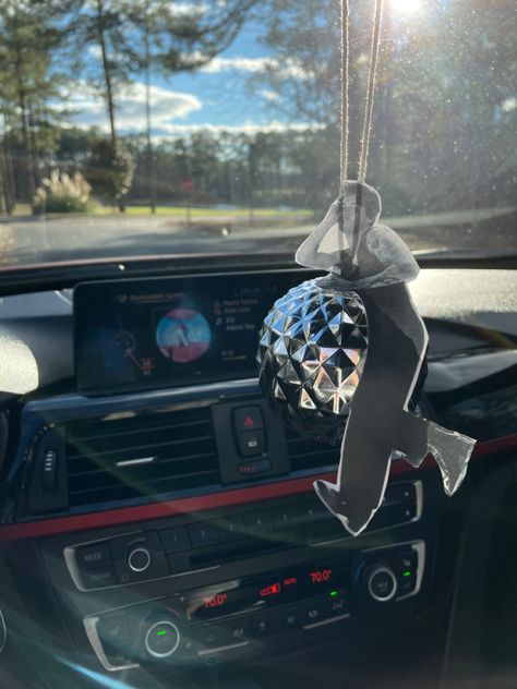 Harry styles snl car decoration Disco Ball Car Decor, Harry Styles Car Accessories, Harry Styles Car Decor, Harry Styles Disco Ball, Diy Car Decor, Harry Styles Car, Diy Disco Ball, Hary Styles, Hippie Car