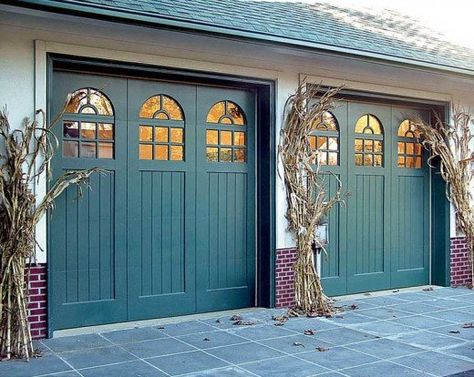 The Colors of the Ocean: Home Décor Ideas | Dengarden Pretty Garage Doors, Garage Doors With Windows, Pretty Garage, Doors With Windows, Green Garage, Teal Front Doors, Teal Door, Garage Door Colors, Garage Door Paint