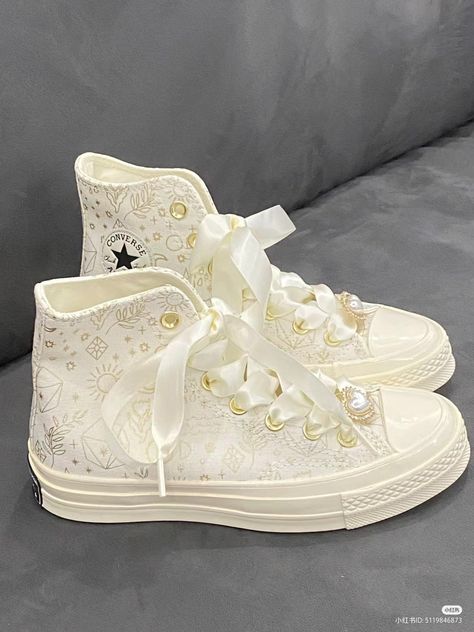 Converse Heels, Aesthetic Converse, Cute Converse, Bride Dress Simple, Dr Shoes, Pretty Shoes Sneakers, Cute Shoes Heels, Shoes Heels Classy, Cargo Pants Outfit