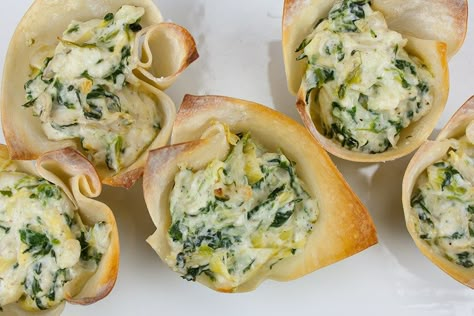 Fast and easy spinach artichoke cups are a tasty appetizer for any party. Sure to please all your guests! Finger food at it's best! Artichoke Cups, Spinach Artichoke Cups, Warm Appetizers, Wonton Cups, Spinach Artichoke Dip, Cooling Rack, Spinach Dip, Thanksgiving Appetizers, Spinach Artichoke