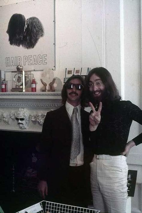 The last photo of Ringo Starr and John Lennon together. November 15th, 1980 - 9GAG Ringo Star, Beatles Photos, Alvin Ailey, Beatles Pictures, Beatles John, Yoko Ono, Frank Zappa, Royal Ballet, The Fab Four