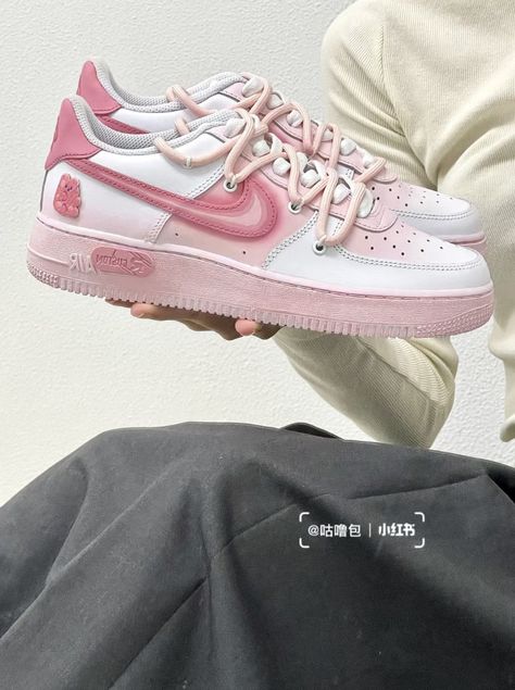 Pink Air Force 1 Outfit Ideas, Pink Airforce, Girly Shoes Sneakers, White And Pink Sneakers, Nike Rosa, Nike Aesthetic, Pink Nike Shoes, Pretty Sneakers, Custom Shoes Diy