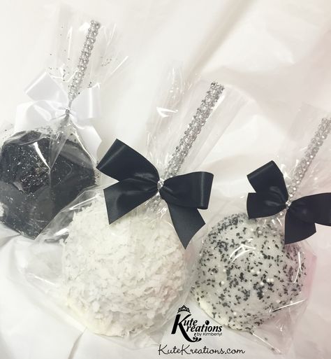 Black & White Candy Apples by KuteKreations.com Black And White Candy Apples, Grey Chocolate Covered Strawberries, Birthday Candy Apples, Chanel Favors, White Candy Apples, Dessert Buffet Wedding, Covered Apples, Chocolate Apple, Chocolate Covered Apples