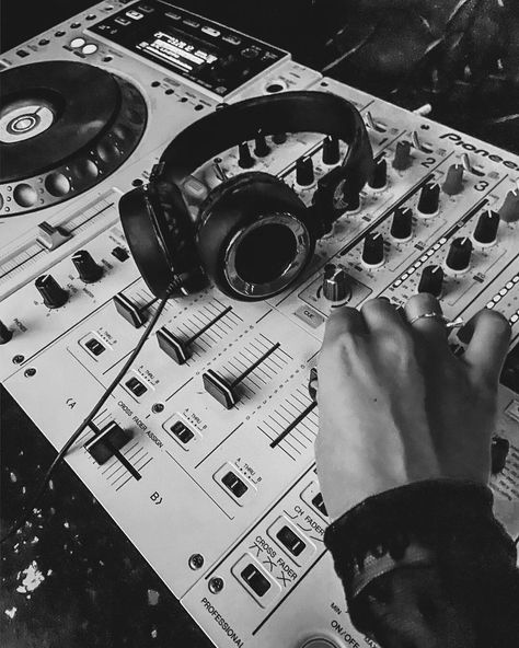 Music Production Photography, Dj Mixer Logo, Radio Dj Aesthetic, Jamming Out To Music Aesthetic, Producer Aesthetic, Dj Branding, Instrument Photography, Amelie Lens, Best Over Ear Headphones