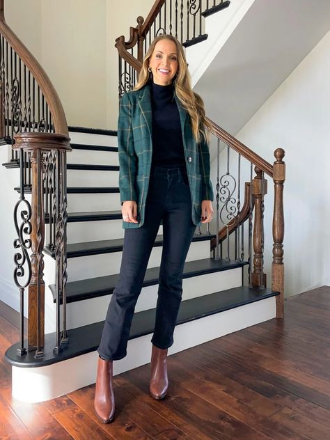 What Shoes to Wear With Kick Crop Jeans - Merrick's Art Cropped Kick Flare Pants Outfit, Crop Kick Flare Jeans Outfit, Kick Flare Pants Outfit, Cropped Jeans Outfit Spring, Flare Crop Jeans Outfit, Kick Flare Jeans Outfit, Flared Jeans Outfit Fall, Flare Outfits, Cropped Jeans Outfit