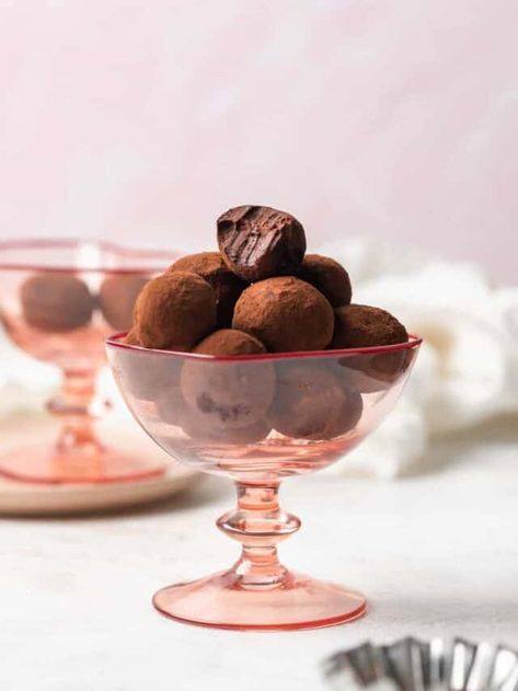 Boozy Baking, Book Club Food, Sweet Truffles, Bourbon Chocolate, Boozy Chocolate, Easy Treats To Make, Bourbon Balls, Treats To Make, Chocolate Bourbon