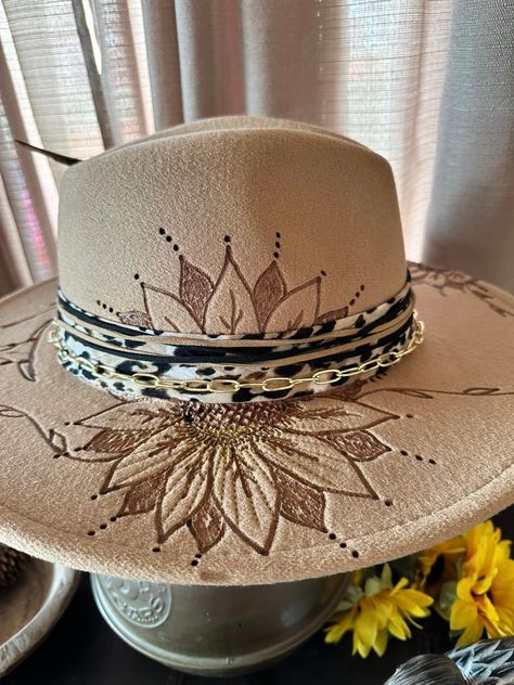 Western Hat Burning Ideas, Hat Burning Ideas, Diy Leather Hat, Burn Hats, Burning Hats, Embellished Hats, Cowboy Hat Crafts, Burned Hats, Hat Painting